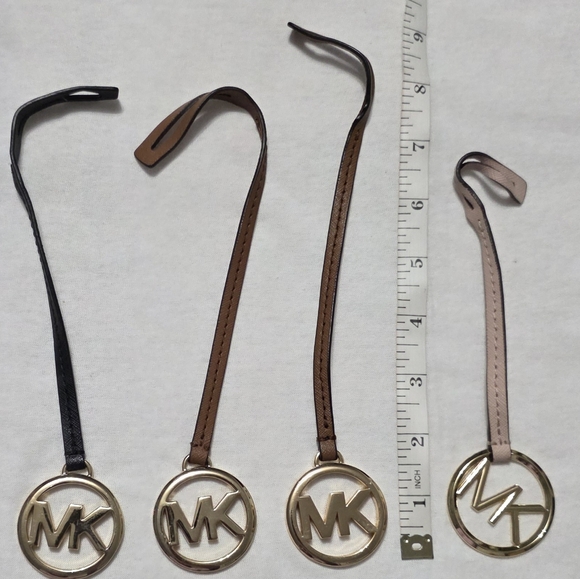 Michael Kors Medium Gold Logo Hangtag - Picture 2 of 4